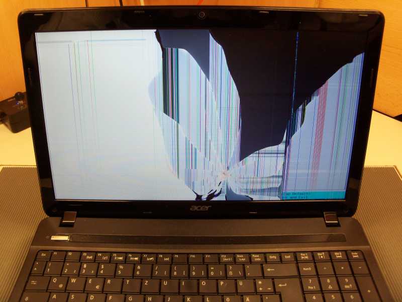Aspire E1-571G Laptop-Display gebrochen, durch Treffer von Handy.