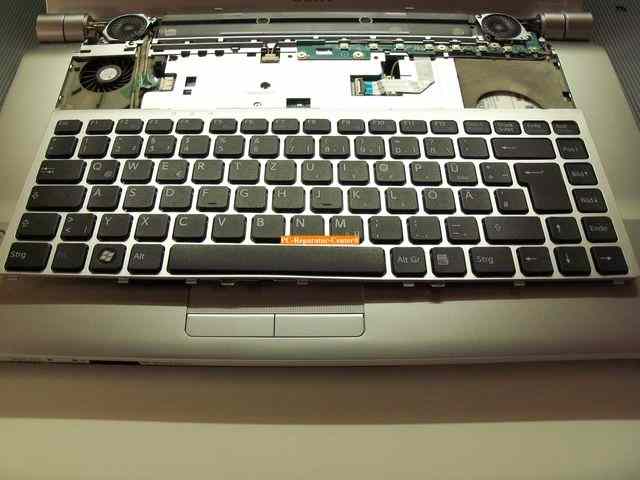 Aufwendiger Ausbau einer Notebook-Tastatur