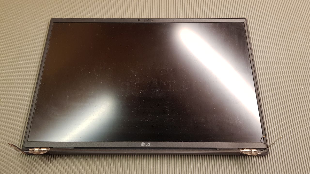 LG GRAM 14 (2022) Displaydeckel ist vom Gerät abgebaut worden.