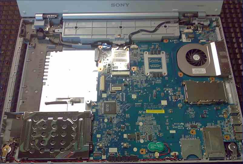 Austausch der defekten Sony VAIO Festplatte aufwendig - Gerät muss erst teilweise zerlegt werden