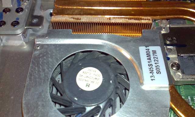 Kühlerkörper eines Sony VAIO Laptop ist total verschmutzt - So sollte der Kühler aussehen