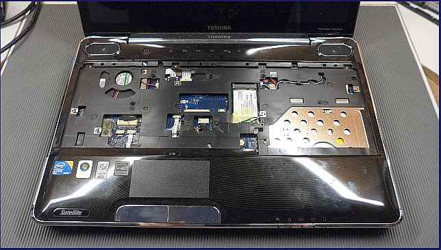 Satellite A500 bei der Zerlegung, die Tastatur wurde abgenommen.