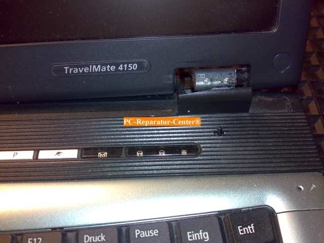 Notebook Acer Travelmate 4150 hat gebrochene Displayscharniere.