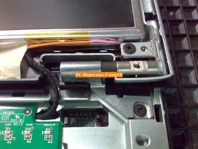 Laptop-Displayscharniere werden getauscht Notebook Displayscharnier ist defekt, muss getauscht werden