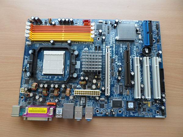 Dieses Motherboard hat einen AGP und einen PCIE-Slot