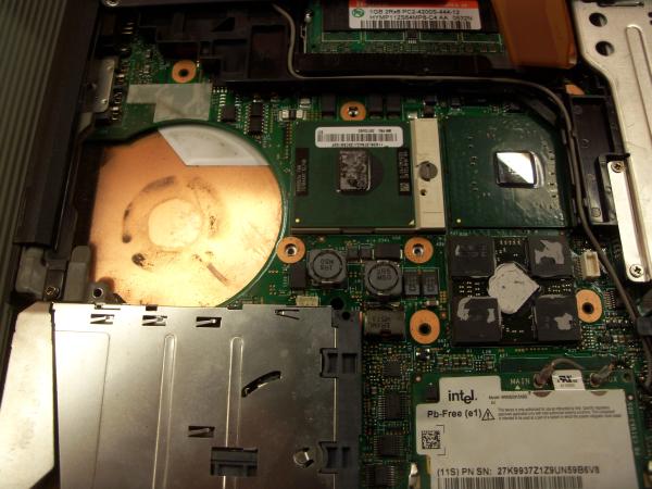 Der Kuehler beim IBM Thinkpad T43p Notebook wurde ausgebaut