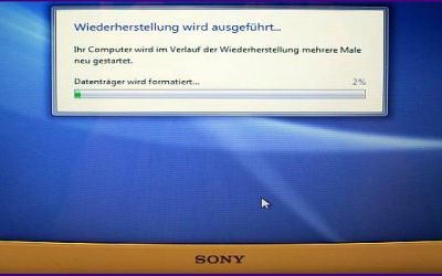 laptop-display-reparatur-sony-vaio-vpcec4l1e-kaputter-bildschirm-wurde-ausgetauscht-vordere-abdeckung-ist-montiert.jpg
